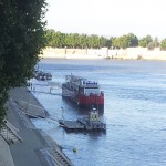 La seule péniche sur le Grand Rhône en Arles